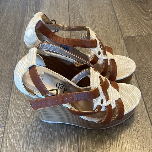 Size 8 woman’s heels 👠 - Picture 2 of 5